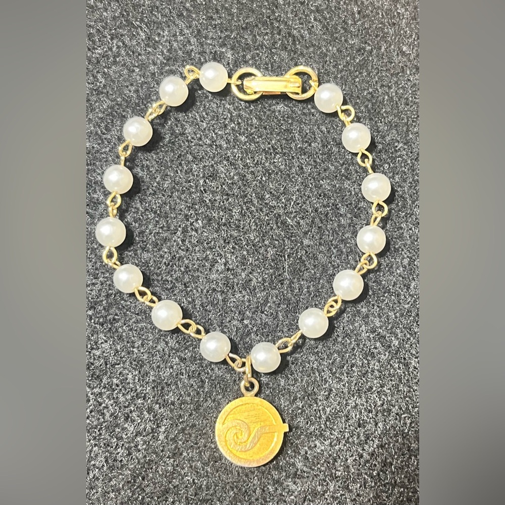 Bracelet Pearl And Gold With Gold Charm Clasped Closing 7” Long